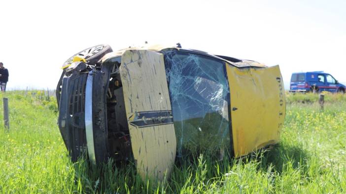 Kars'ta lastiği patlayan taksi devrildi: Ölü ve yaralılar var