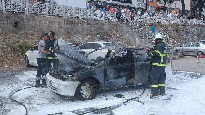 Seyir halindeki araç alev alev yandı