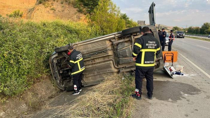 Direksiyon hakimiyetini kaybeden sürücünün aracı yan yattı