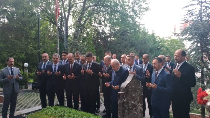 Bahçeli, Türkeş’in kabrini ziyaret etti