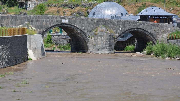 Kars Çayı'nda korkutan manzara: Rengi değişti!