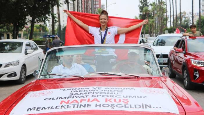 Dünya ve Avrupa şampiyonu olan Nafia, üstü açık otomobille sevinç turu attı