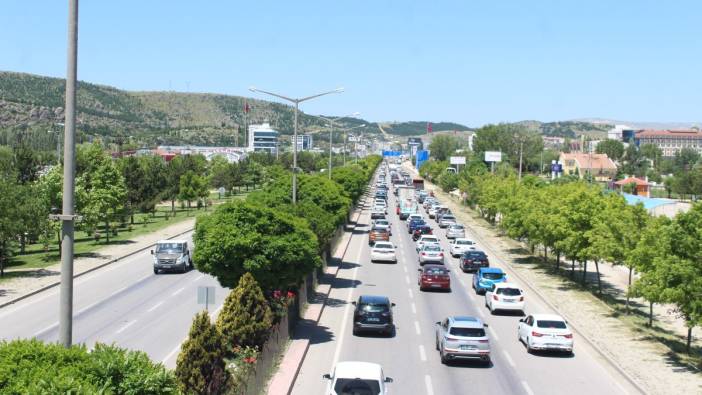 Afyonkarahisar’da kavşak noktalarda trafik yoğunluğu