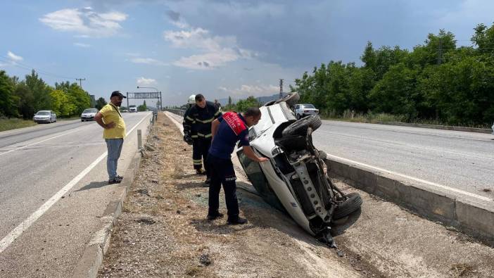 Kontrolden çıkan otomobil refüjde ters döndü: 1 yaralı!