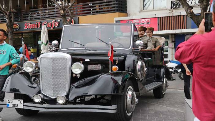 Kendi imkânlarıyla yaptığı Atatürk’ün makam aracının replikasıyla, şehir şehir geziyor