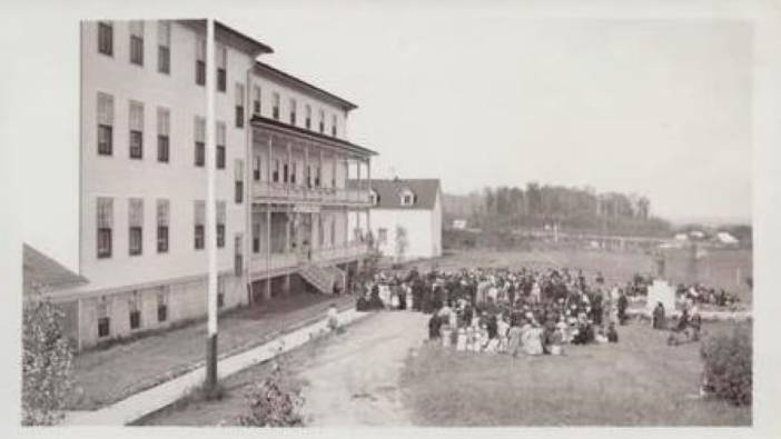 Kanada'da bir kilisenin bahçesinde 88 kayıtsız mezar bulundu