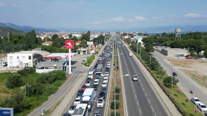 Edremit Körfezi’ndeki yollarda bayram trafiği!