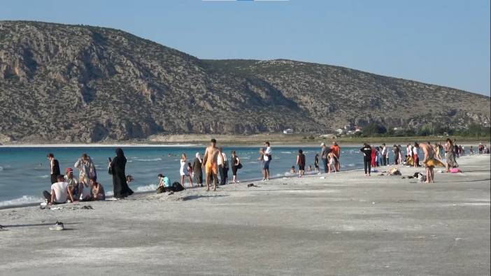 Salda Gölü'ne bayramda ziyaretçi akını