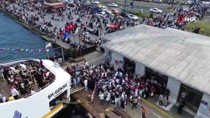 İstanbul'da kalan vatandaşlar, Eminönü'ne akın etti