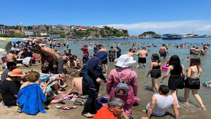 Amasra’da plajlar doldu; tarihi mekânlar ziyaretçi akınına uğradı