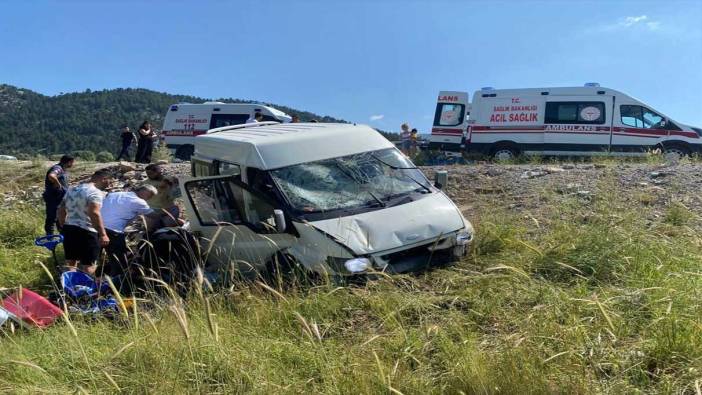 Minibüs kontrolden çıktı, şarampole yuvarlandı: 7 yaralı