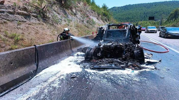 Seyir halinde alev alan lüks cip yanarak kullanılamaz hale geldi