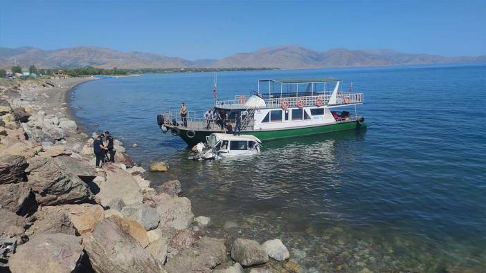 Minibüs Van Gölü’ne uçtu: 11 yaralı