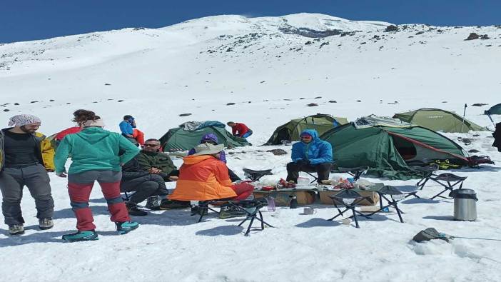 Yabancı turistler Ağrı Dağı zirvesinde