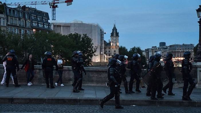 Paris'teki Şanzelize Caddesi boşaltıldı