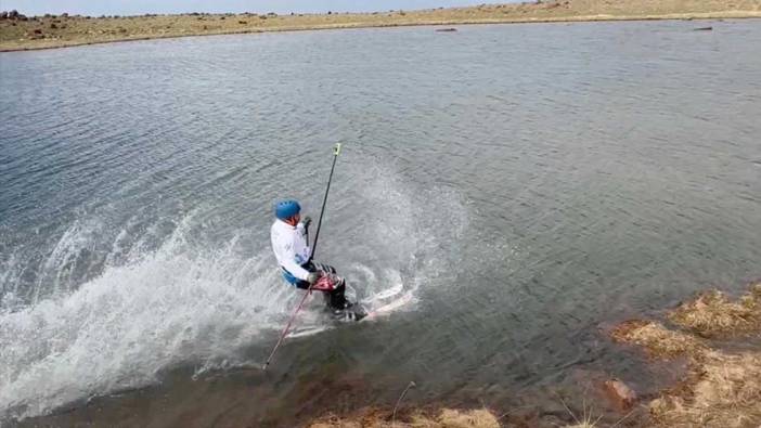 Motosikleti ile karlı dağlara çıktı, kayak yaparak indi