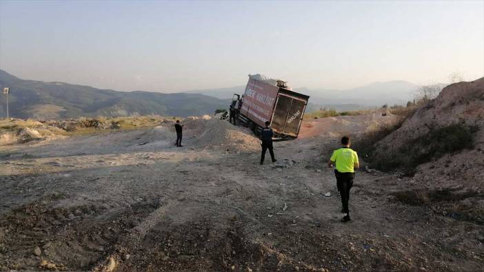 Nakliye kamyonu toprak yığınına saplandı: 1 yaralı