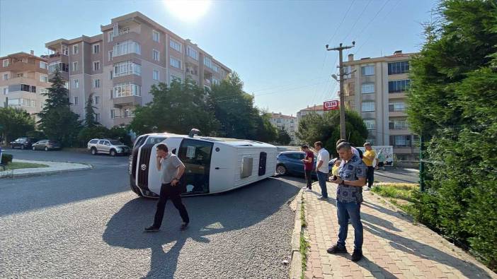 Otomobille çarpışan işçi servisinin devrildiği kaza kamerada