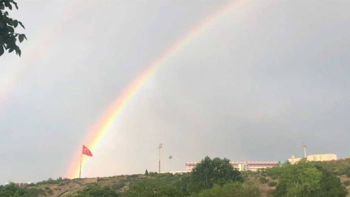 Önce gökkuşağı çıktı ardından şimşekler çaktı