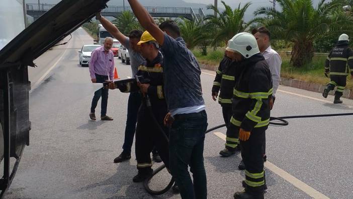 Hatay'da seyir halindeki otobüs alev alev yandı