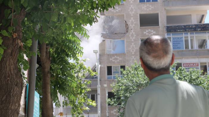 Şanlıurfa’da depremde hasar gören binalar yıkılıyor