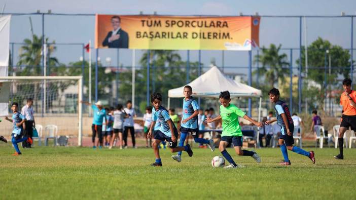 Mersin'de çocuk futbol turnuvası başladı