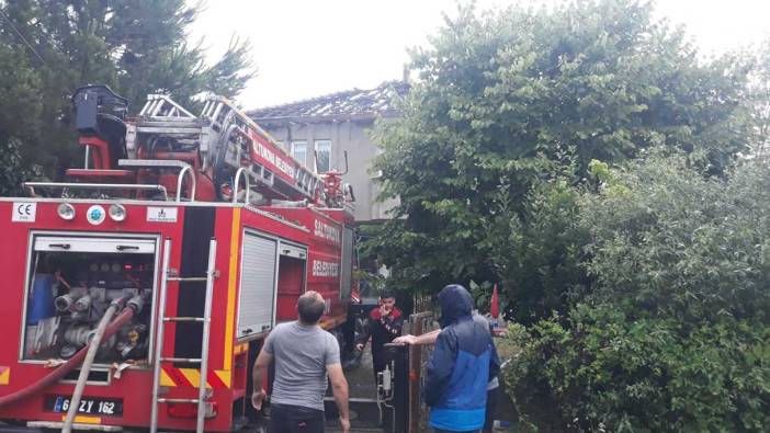 Zonguldak’ta evin çatısına yıldırım düştü