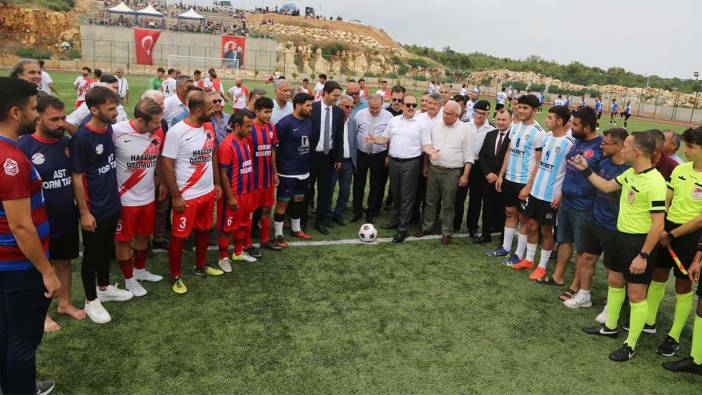 Erkekler sahada kadınlar tribünde