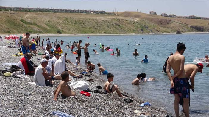 Van Gölü’nün mavi bayraklı plajında hafta sonu yoğunluğu