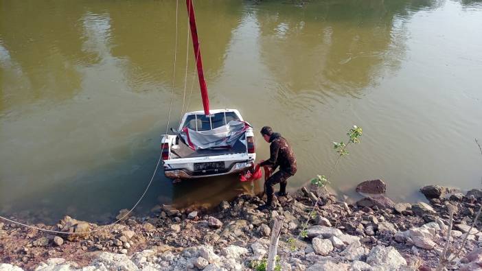 Sakarya Nehri'ne düşen kamyonet 3 gün sonra çıkartıldı