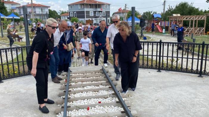 Çorlu tren kazasında can verenler için raylara karanfil bırakıldı