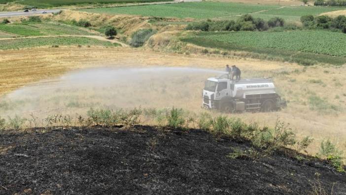 100 dönümlük otluk alanda çıkan yangın, yerleşik alana ulaşmadan söndürüldü