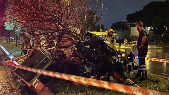 Kartal’da ağaca çarpan araç ikiye bölündü: 1 ölü, 1 yaralı