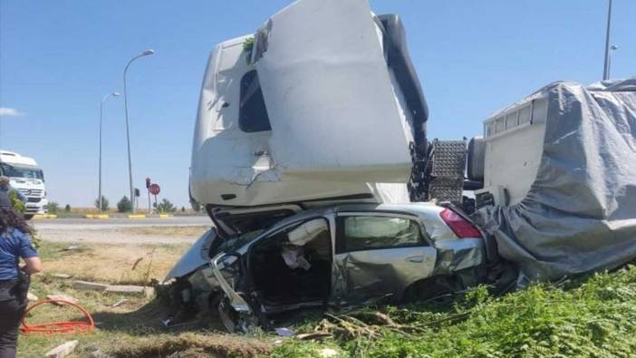 Tırın altında kalan otomobilde 1 kişi öldü 1 kişi ağır yaralandı