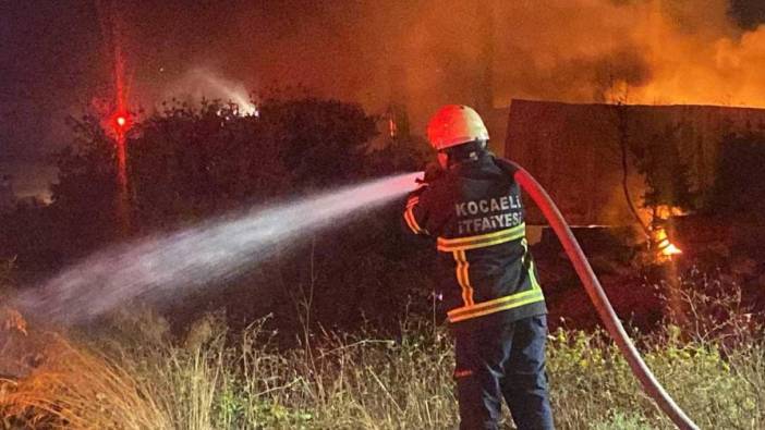 Geri dönüşüm fabrikasında çıkan yangın ecel terleri döktürdü