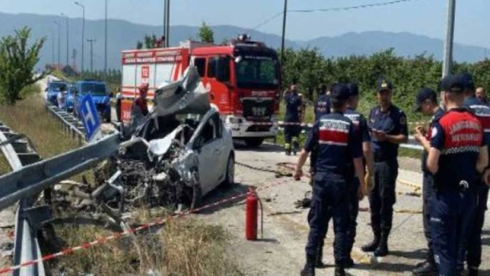 Düzce'de bir otomobl bariyerlere ok gibi saplandı