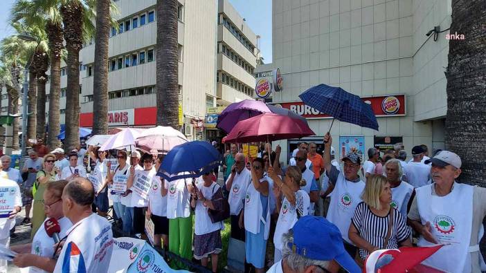 İzmir’de emeklilerden zam yağmuruna şemsiyeli protesto!