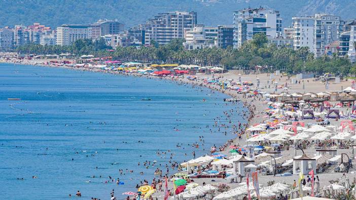 Antalya'da hava sıcaklığı 42 dereceyi gördü; sahiller doldu