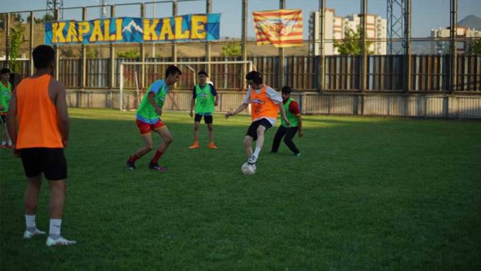 Kayseri'de taraftarlar, tribünden sahaya indi