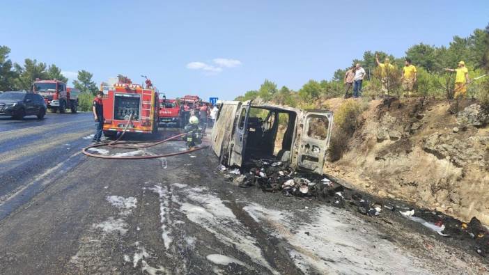 Seydikemer’de seyir halindeki minibüs alev alev yandı