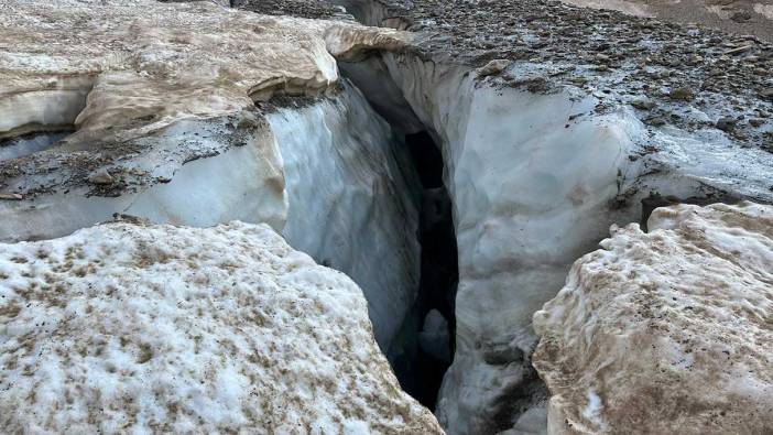 Cilo'da buzul kırıldı: 4 kişi çukura düştü