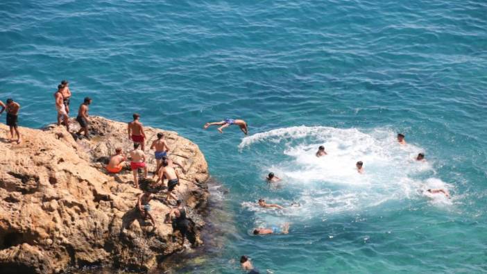 Antalya'da 44 derecelik sıcakla böyle mücadele ettiler!