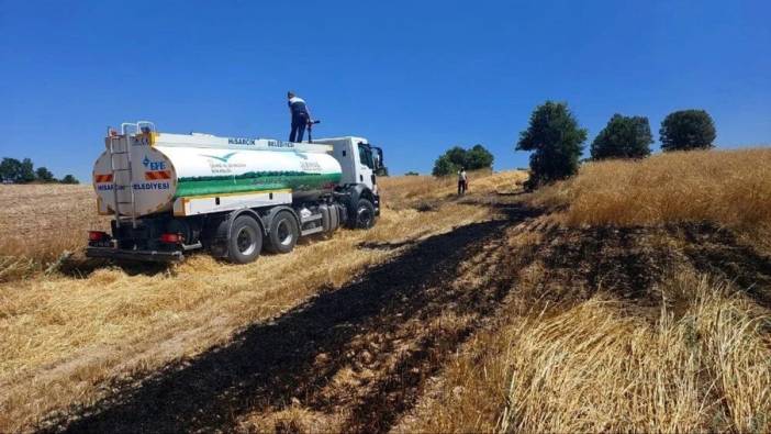 Kütahya'da biçerdöverde çıkan yangın 7 dönümlük tarlayı kül etti