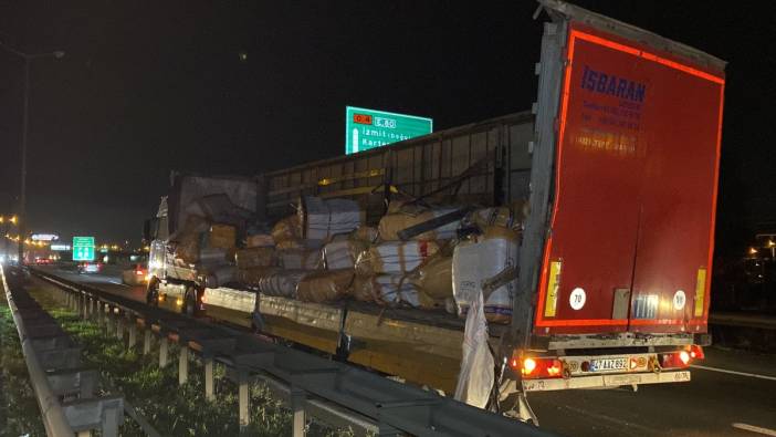 Otoyola tırdan yük devrildi! Binlerce otomobil trafikte uzun kuyruklar oluşturdu!