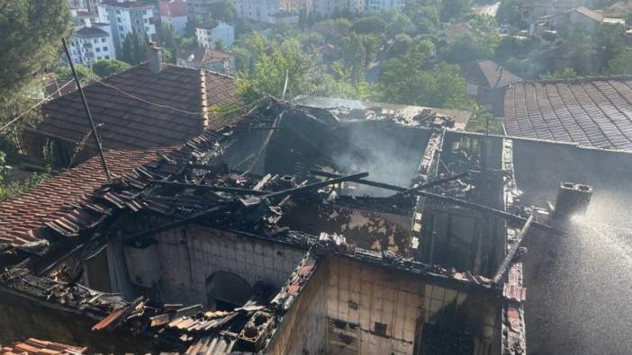 Tuzla'da gecekondu yangını: Yaşlı kadın son anda kurtarıldı