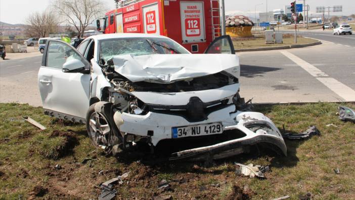 Isparta’da kontrolden çıkan otomobil elektrik direğine çarptı