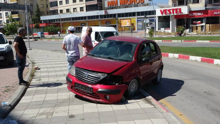 Kontrolden çıkan araç refüje çarptı