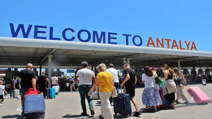 Antalya'da tüm zamanların yolcu rekoru kırıldı