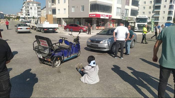 Otomobille elektrikli bisiklet çarpıştı