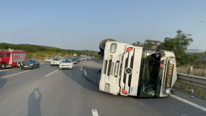 Çekmeköy'de hafriyat kamyonu devrildi